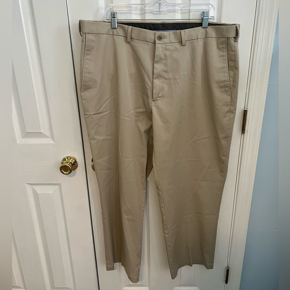 Haggar Men's 42x29 Tan Classic Fit Cotton Straight Leg Khaki‎ Pants